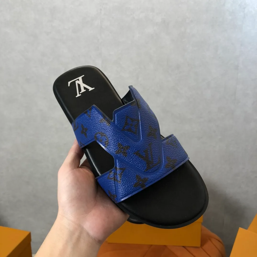 Factory price: 270💰LV counters are selling new brand luxury men's slippers, casual, loose and comfortable. The must-have model in the picture above [Happy][Happy], multiple colors available Size: 38-44, customized 45